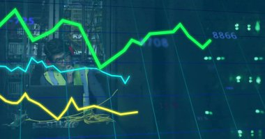 Yüksek çözünürlüklü yelek, kulaklık, sarı kablolu dizüstü bilgisayar ve sunucu odasında üst üste bindirme. Veri tabanı, teknisyen, ağ, raflar, kablolar, kulaklıklar, tanı
