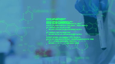 Erkek doktor, oklara ve ışık noktalarına karşı bilgisayar ve tıbbi veri işleme sistemi kullanıyor. Küresel bilim veri işleme ve dijital arayüz konsepti dijital olarak oluşturulmuş video.