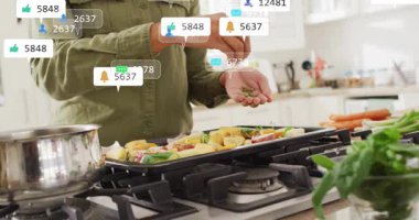 Sebze pişirme, sosyal medya bildirimleri mutfak sahnesinde belirdi. akıllı telefon, teknoloji, yaşam tarzı, mutfak, ev