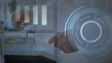 Kıdemli bilimadamı, laboratuvar dengesine örnek yerleştirip, haritanın altına yerleştiriyor. Laboratuvar, araştırma, kesinlik, soruşturma, analitik, bilimsel, teknoloji