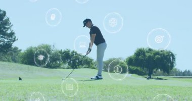 Golf sahasında golf sopası olan Kafkas golfçünün etrafında daireler çizen bilgisayar simgesinin animasyonu. Dijital bileşik, çoklu pozlama, rapor, iş, eğitim, spor, yarışma konsepti.