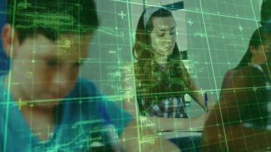 Yeşil holografik ızgara ve teknik diyagramlarla sınıfta yazan ve okuyan üç öğrenci. Eğitim, öğrenme, teknoloji, yenilik, işbirliği, gençlik, yaratıcılık