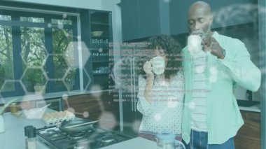 Çiftin kahve içmesi üzerine veri işleme ve kimyasal formülün animasyonu. Bilim, teknoloji ve dijital arayüz kavramı dijital olarak oluşturulmuş video.