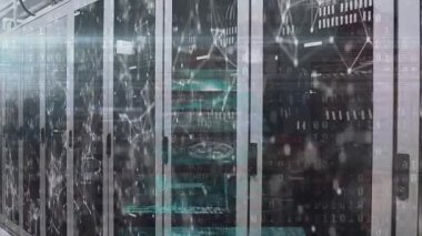 Sunucu odasında veri işleme animasyonu. küresel teknoloji, veri işleme ve dijital arayüz kavramı dijital olarak oluşturulmuş video.