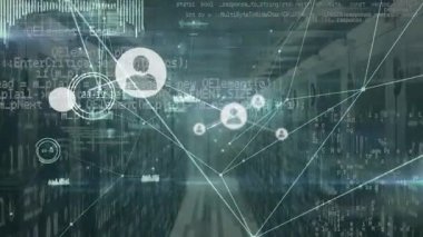 Bağlı simgelerin animasyonu, programlama dili, grafik simgesi, sunucu odasındaki lens parlamaları. Dijital bileşik, çoklu pozlama, kodlama, makine öğrenme, iletişim, teknoloji, ağ sunucusu.