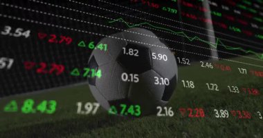 Futbol topu kale kenarındaki çimlerde dinleniyor, bahis olasılıklarını ve çizgi çizelgesini gösteriyor. Atletik, spor, rekabet, açık hava, canlı, dijital, analiz