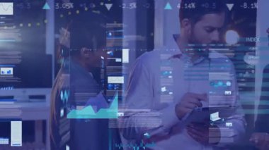 Tablet kullanan çeşitli iş adamları üzerinde veri işleme animasyonu. Küresel iş, teknoloji ve dijital arayüz kavramı dijital olarak oluşturulmuş video.