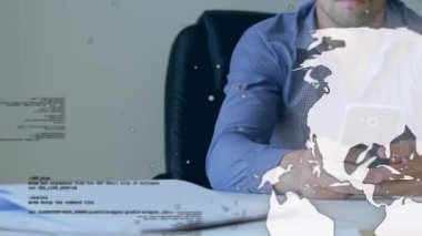 Kafkasyalı iş adamının akıllı telefon kullanarak veri işleme animasyonu. küresel iş ve dijital arayüz kavramı dijital olarak oluşturulmuş video.