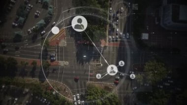 Şehir manzarası üzerindeki bağlantı ve tarama ağının animasyonu. küresel bağlantılar ve dijital arayüz konsepti dijital olarak oluşturulmuş video.