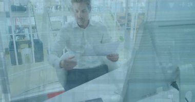 Kafkas işadamının ofisindeki finansal veri işleme animasyonu. Küresel iş, finans, bilgisayar ve veri işleme kavramı dijital olarak oluşturulmuş video.