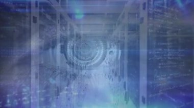 Bilgisayar sunucu odasına karşı dişi gözünün üzerinde mavi ışık izleri ve veri işleme animasyonu. Bilgisayar arayüzü ve iş veri depolama teknolojisi kavramı