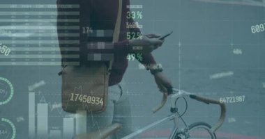 Bilgi arayüzü animasyonu, numaralar, cep telefonu kullanan bisikletli Afrikalı Amerikalı adam. Dijital bileşik, çoklu pozlama, rapor, iş dünyası, küresel ulaşım ve teknoloji kavramı.