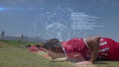 Spor takımı antrenmanlarda şınav çekiyor üçüncü temsilciye ulaşıyor ve biyometrik kaplamayı etkinleştiriyor. Sporcular, fitness, dijital arayüz, performans, takım çalışması, açık hava, rekabetçi