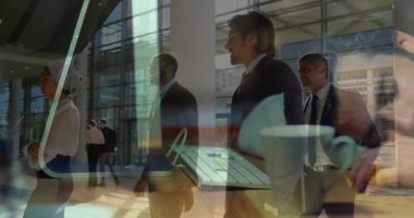 Çeşitli iş adamları üzerinde uyuyan adamların animasyonu. küresel iş, başarı, bağlantılar ve dijital olarak oluşturulmuş video işleme konsepti.