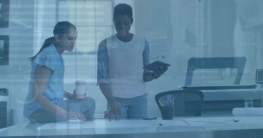 Dizüstü bilgisayarla çeşitli iş adamları üzerinde finansal veri işleme animasyonu. Küresel işletme finans bağlantıları ve dijital arayüz konsepti dijital olarak oluşturulmuş video.