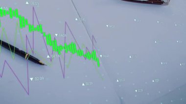 Bilgisayar kullanarak iş adamı üzerinde matematiksel denklemlerin animasyonu. Dijital arayüz veri işleme ve teknoloji konsepti dijital olarak oluşturuldu.