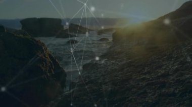 Kayalık kıyı manzarası üzerinde bağlantılar ve veri işleme animasyonu ağı. Teknoloji, bağlantı, ağ, dijital, yenilik, iletişim