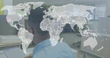 Ofis profesyonelinin klavyede yazması ve küresel veri izleme için dünya haritasının örtülmesi. Teknoloji, veri, bağlantı, iş, yenilik, dijital, analitik