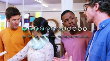 Ofisteki mutlu kadın ve erkek iş arkadaşlarının finansal grafiklerinin animasyonu. İş, finans, ekonomi ve işbirliği konsepti dijital olarak oluşturulmuş video.