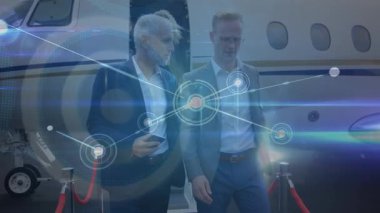 Havaalanındaki çeşitli iş adamlarıyla olan bağlantıların animasyonu. Küresel iş, bağlantılar ve dijital arayüz kavramı dijital olarak oluşturulmuş video.