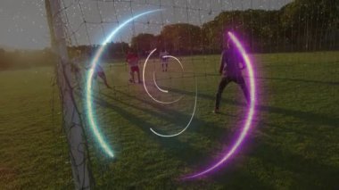 Futbol oyuncuları internette parlayan dairesel animasyonlarıyla sahada. Spor, takım çalışması, yarışma, atlet, gol, zafer