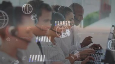 Ofisteki çeşitli meslektaşların telefon kulaklıklarıyla konuşmaları üzerine istatistiksel veri işleme animasyonu. Küresel ağ ve iş veri teknolojisi kavramı