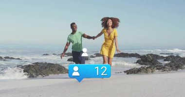 Sahilde çıplak ayakla yürüyen çift, takipçi sayısı konfetiyle 95 'e yükseldi. Romantizm, bağlantı, uyum, dinginlik, kutlama, boş zaman, yaz