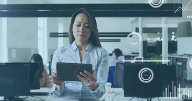 Ofiste tablet kullanan bir iş kadınının finansal veri işleme animasyonu. Küresel iş, finans, bilgisayar ve dijital arayüz kavramı dijital olarak oluşturulmuş video.
