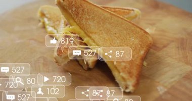 Başlangıç simgeleri fırlıyor ve ızgara peynirli sandviçin üzerinde yüzüyor. Nişan vardiyasını gösteriyor. Sosyal medya, dijital pazarlama, katılım, ölçüler, analitik, teknoloji, iletişim