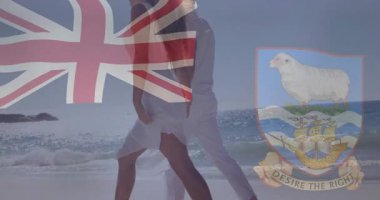 Çift, bayrak ve ibikle seyahat etmek için kıyı boyunca el ele yürümeye başladı. Romantik, manzara, dinginlik, birlik, rahatlık, minimalizm, macera