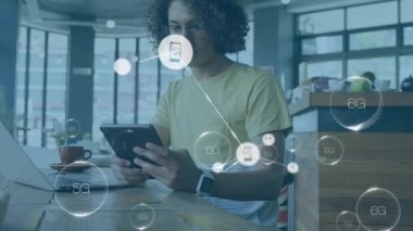 Kahve dükkanında tablet kullanan bir adam. Küresel bağlantılar.