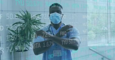 Çeşitli erkek doktor ve hasta üzerinde veri işleme animasyonu. Küresel tıp bilimi iletişimi ve dijital arayüz konsepti dijital olarak oluşturulmuş video.