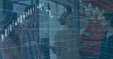 Ofisteki çeşitli iş adamları üzerinde veri işleme animasyonu. Küresel iş ve dijital arayüz kavramı dijital olarak oluşturulmuş video.