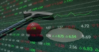 Kalıplı kırmızı golf topu deliğin kenarında otururken gümüş golf sopası da finans örtüsünün altına nişan alıyor. Spor, yatırım, performans, analiz, yenilik, strateji, kesinlik