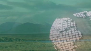 Nehir ovasının üzerinde yüzen yarı şeffaf kablo küresi bulutlu dağların altında yükselen tepeler. Coğrafya, manzara, toprak, ekoloji, doğa, çevre, topoğrafya