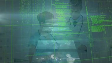 Beyaz kadın ve erkek doktorların dijital ekrandaki biyolojik verilerin animasyonu. Dijital olarak üretilen sağlık, tıp, biyoloji ve teknoloji konsepti.