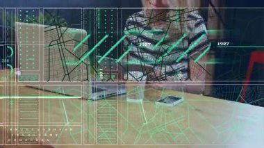 Laptop kullanan bir kadının veri işleme animasyonu. Küresel iş, hesaplama, bağlantılar ve dijital olarak oluşturulmuş video işleme kavramı.