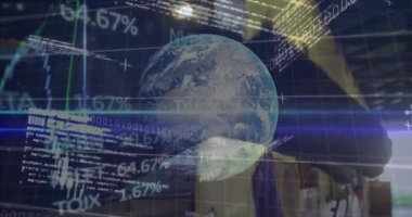 At üzerinde veri işleme ve küre animasyonu. Küresel teknoloji, bilgisayar ve dijital arayüz kavramı dijital olarak oluşturulmuş video.