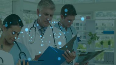 Hasta dosyalarını incelemek, tıbbi geçmişinde veri güvenliği animasyonu olan doktorlar. Sağlık, siber güvenlik, veri koruması, teknoloji