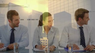 Ofisteki çeşitli iş adamları üzerinde şehir manzarası animasyonu. Küresel iş, finans, bilgisayar ve veri işleme kavramı dijital olarak oluşturulmuş video.