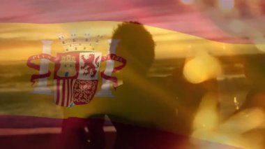 Ispanya bayrağının animasyonu farklı arkadaşlarla maytapların üstünde. Küresel vatanseverlik ve dijital arayüz kavramı dijital olarak oluşturulmuş video.