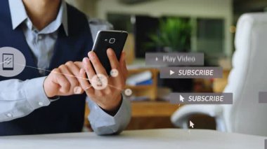 Sosyal medya simgeleri, numaralar ve akıllı telefon kullanan beyaz adamın bağlantılarının animasyonu. küresel sosyal medya, iş dünyası, dijital arayüz ve dijital olarak oluşturulan veri işleme kavramı.