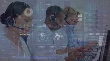 Merkez ajanları, dijital arayüz işleme verileri ve simgeleriyle ofiste çalışıyorlar..