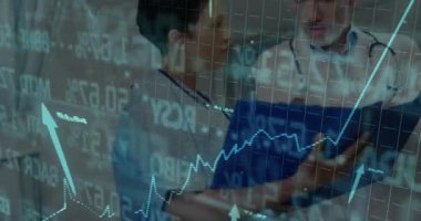 Hasta dosyasını gösteren hemşire ve başlangıç tablosu, yukarı doğru titreşen nabzın doktor eğilimine işaret ediyor. Tıp uzmanları, veri analizi, dijital sağlık, sağlık teknolojisi, hastane iş akışı, klinik araştırma, hasta denetimi