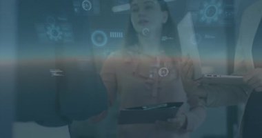 Kafkasyalı iş adamlarının el sıkıştığı dijital ekranların animasyonu. İş, teknoloji, veri ve dijital arayüz kavramı ile dijital olarak üretilen video.