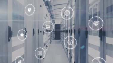 Bilgisayar sunucu odasında birden fazla dijital simge ve ışık izlerinin animasyonu. Küresel ağ ve iş veri depolama teknolojisi kavramı