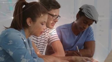 Çeşitli iş adamları arasında bağlantı ve ışık yollarının animasyonu. küresel iş, bağlantılar ve dijital arayüz konsepti dijital olarak oluşturulmuş video.