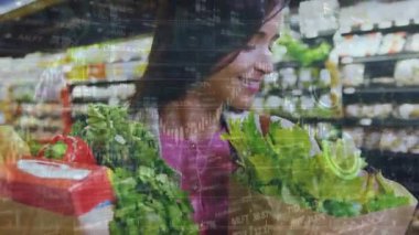 Markette gülümseyen çantalar taşıyan beyaz bir kadın hakkında finansal veri işleme animasyonu. Küresel finans ve perakende sektörü kavramı