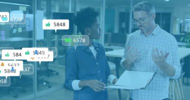 Çeşitli iş arkadaşlarının ofiste raporları tartışması üzerine çoklu bilgilendirme çubuklarının canlandırılması. Dijital bileşik, çoklu pozlama, iş, sosyal medya anımsatıcı ve takım çalışması kavramı.