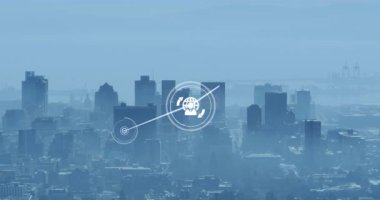 Dijital simge ağının şehir manzarasının havadan görüntüsüne karşı animasyonu. Küresel ağ ve iş teknolojisi kavramı